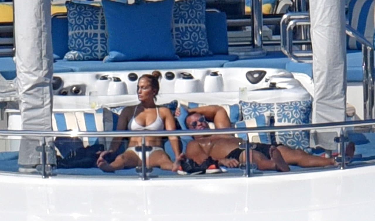 La actriz y cantante
<b><a href="https://www.univision.com/temas/jlo">Jennifer López</a> </b>se tomó unos días de merecidas vacaciones con su pareja, el expelotero
<b><a href="https://www.univision.com/shows/el-gordo-y-la-flaca/marc-anthony-sigue-los-pasos-de-a-rod-asi-lo-vimos-incursionando-en-el-beisbol-video">Álex Rodríguez</a></b>. El dúo fue captado en en un yate privado en las costas de Positano, Italia.