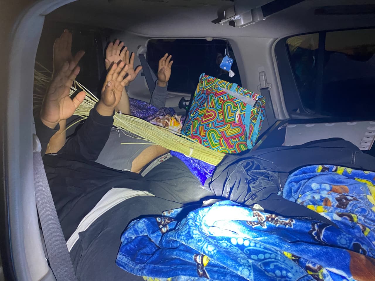 Agentes descubrieron que había tres inmigrantes en la parte trasera del vehículo cuando vieron el pie de uno de ellos debajo de una manta.