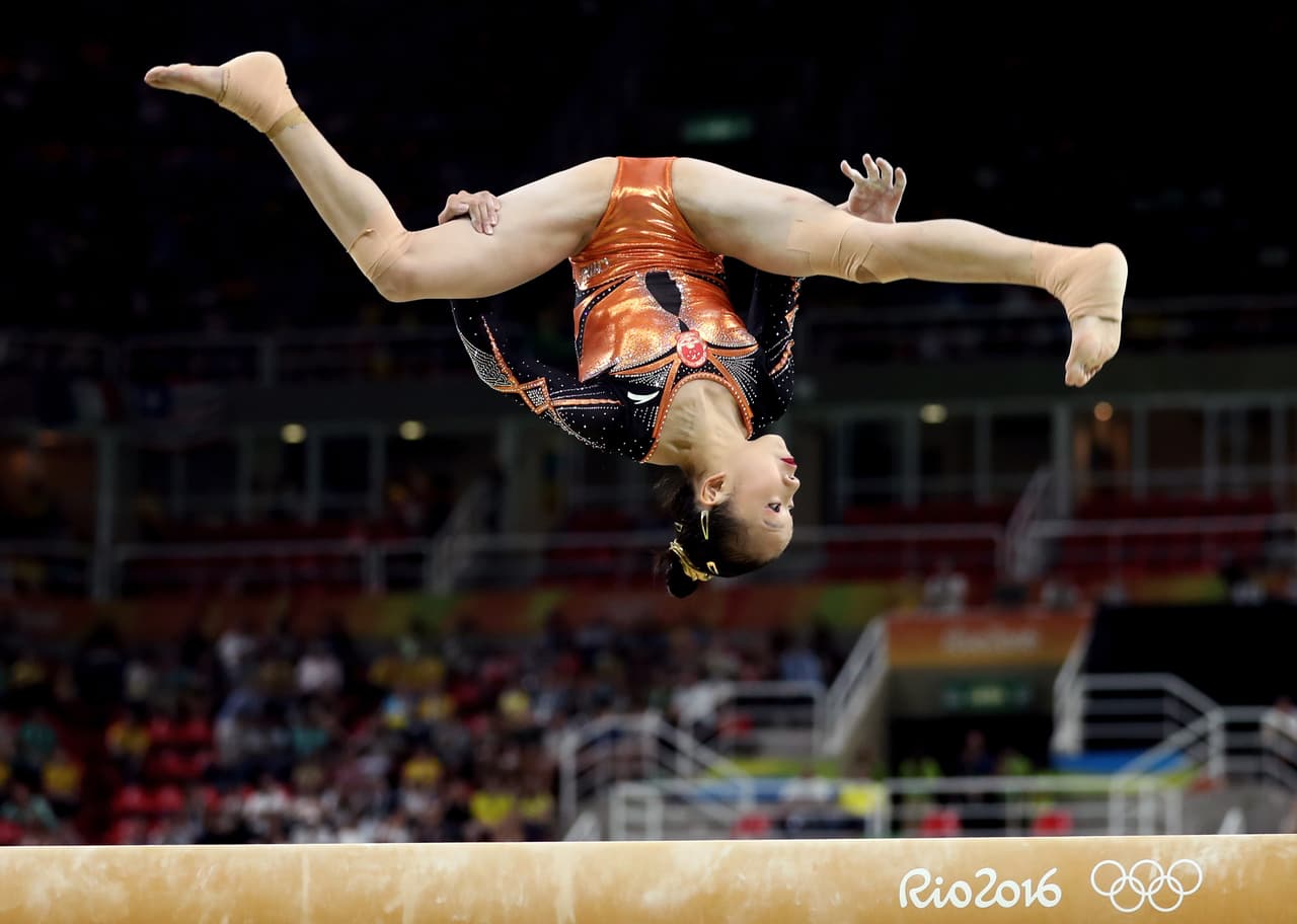 La china Yilin Fan fue la primera en saltar a la viga.
