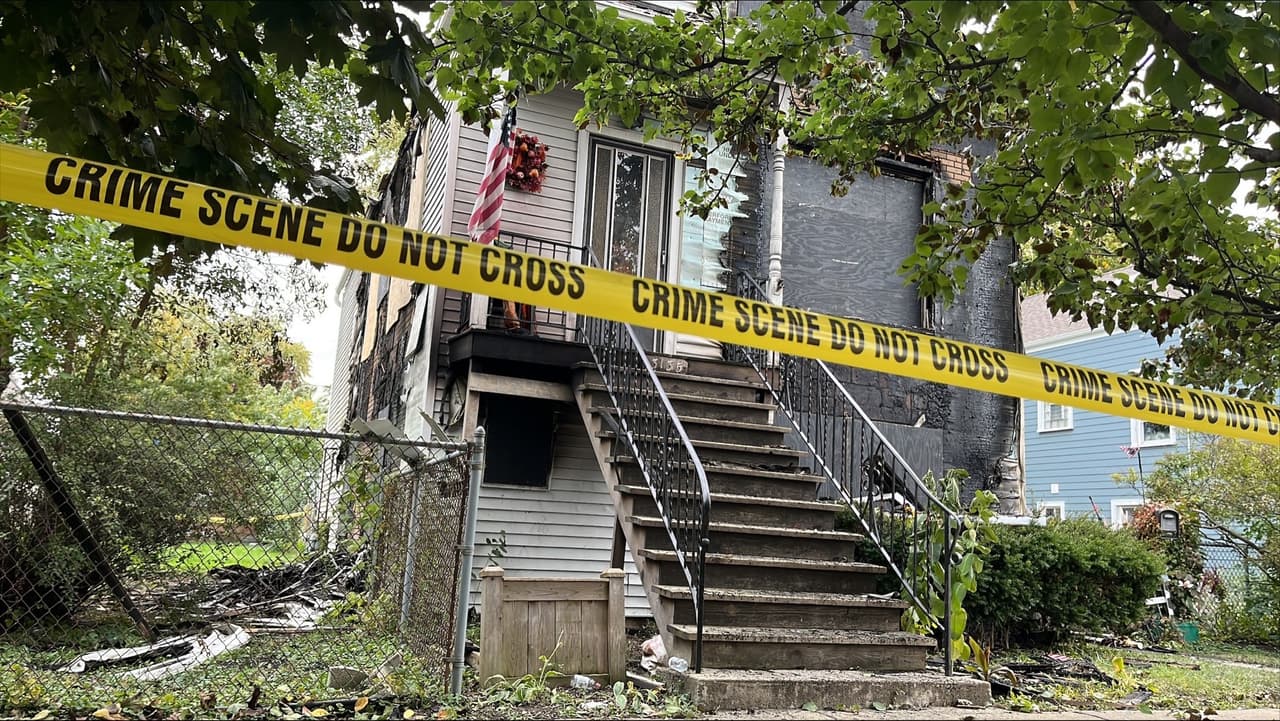 Muere una persona en un incendio residencial en Cicero; una mujer de 82 años se recupera tras ser rescatada 
