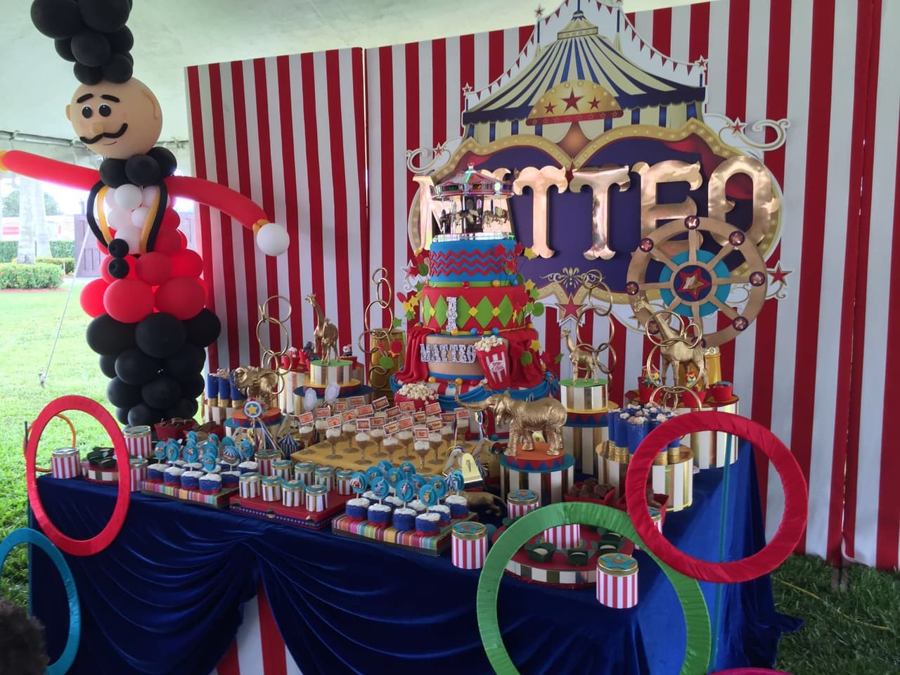 Nuestra primera reina celebró el primer cumpleaños del pequeño Matteo por todo lo alto con una divertida temática circense. Rodeados de amigos y familiares Alejandra y Aníbal lucieron felices junto a su hijo en una celebración que jamás olvidarán.