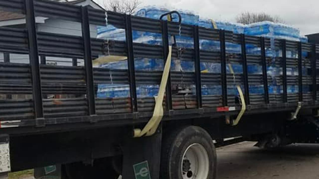 Los agentes visitaron las áreas de los precintos 5 y 6 a donde llevaron en camiones el vital líquido.