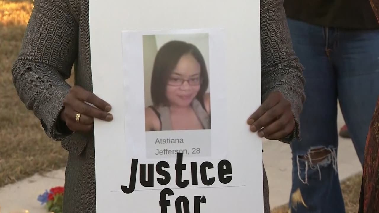 La muerte de la joven Atatiana Jefferson a manos de un policía de Fort Worth a mediados de octubre del año pasado, desencadenó protestas masivas en demanda de justicia. La joven de 28 años fue abatida en su domicilio por el oficial Aaron Dean, durante una revisión a su vivienda.
<br>
<br>