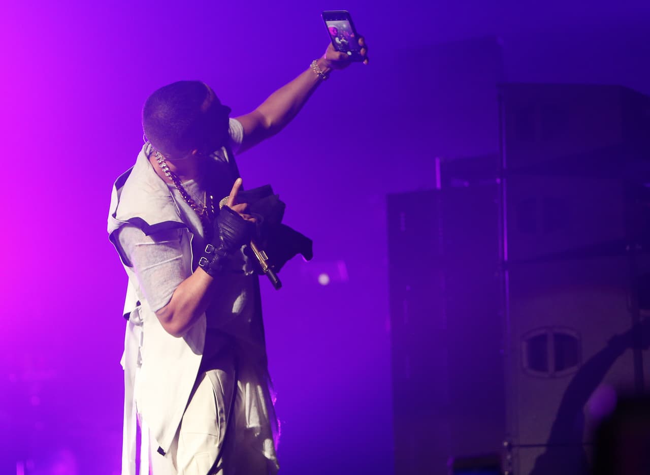 Aprovechó durante un momento para tomarse una fotografía en el escenario.