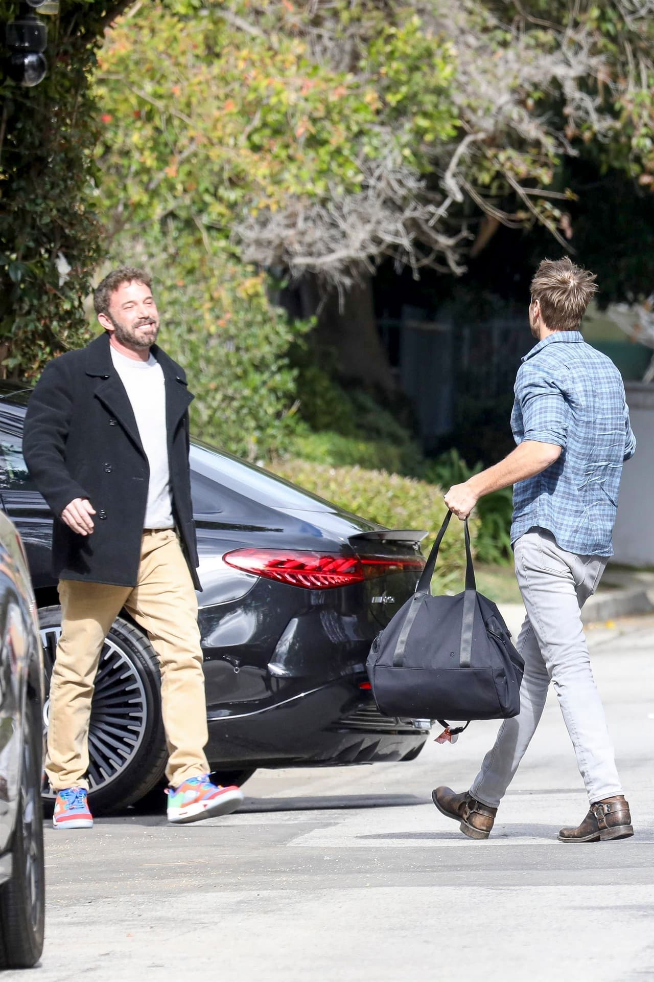 En el reciente encuentro, el histrión mostró una gran sonrisa al ver a John, quien esperaba en la calle mientras su novia estacionaba el coche en el que llegaron juntos.