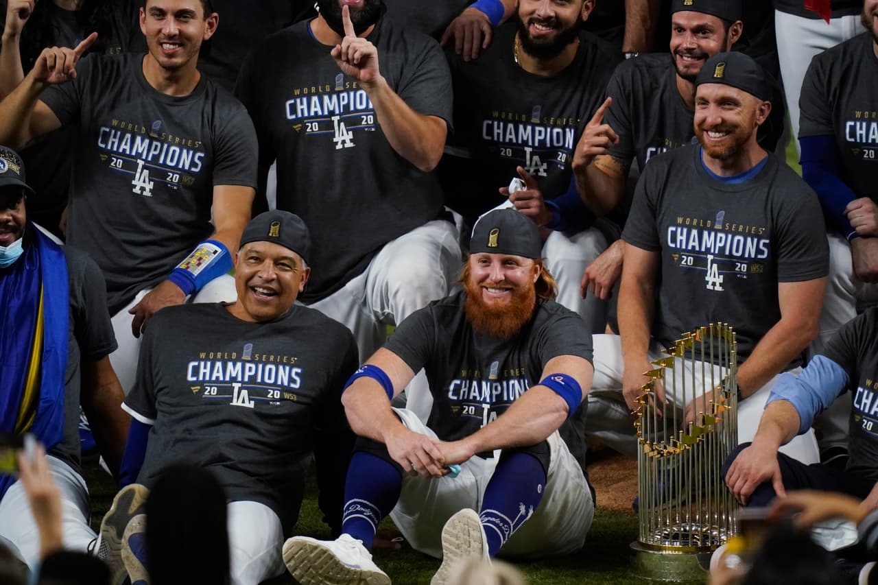 Turner celebró con sus compañeros el campeonato de los Dodgers aunque había sido aislado por covid-19