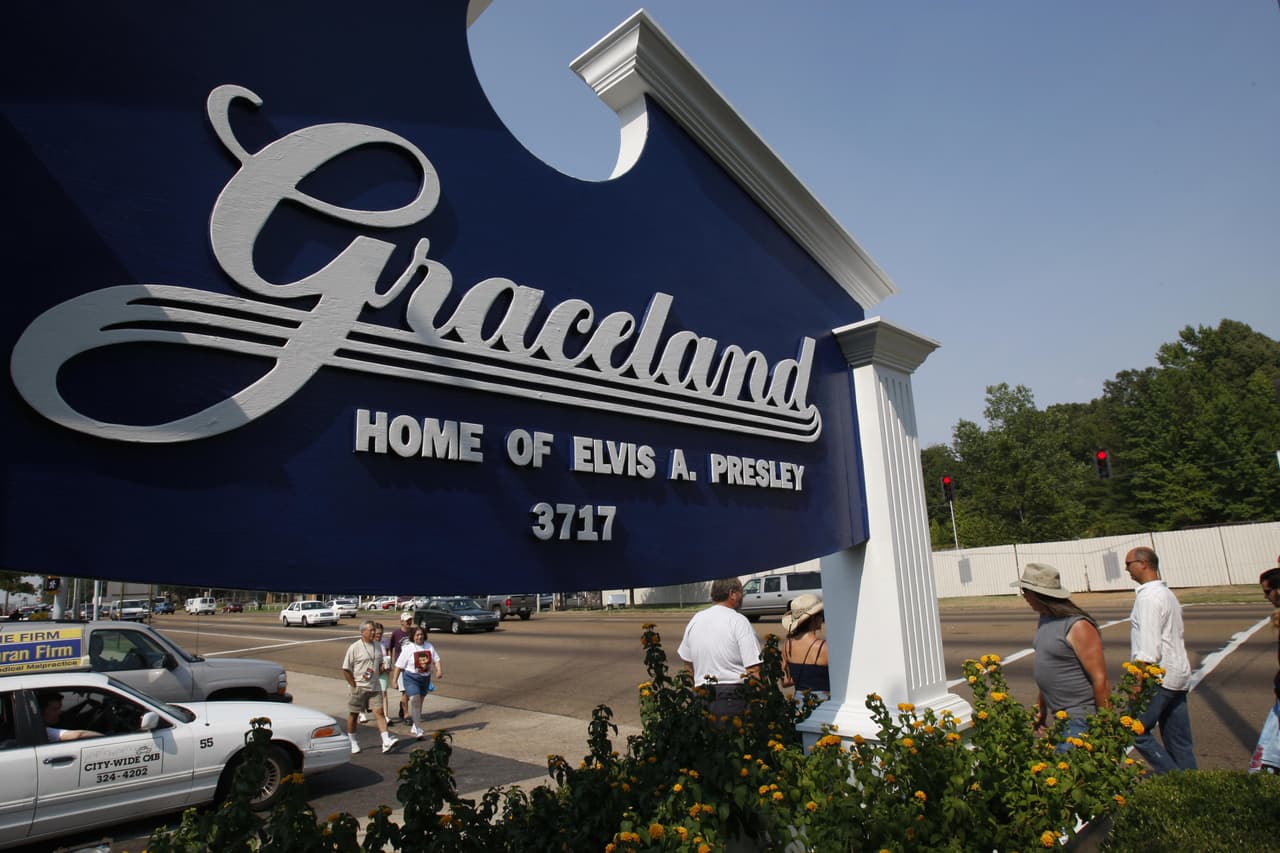 Lisa Marie visitó Graceland en 2012 para asistir a la inauguración de una exposición, 
<i>Elvis Through His Daughter’s Eyes</i> (Elvis a través de los ojos de su hija): un recorrido personal que incluía sus zapatos de bebé, su primer tocadiscos y un pequeño abrigo de piel blanco. Al referirse a esos y los demás objetos que se encuentran en la mansión, la hija de Elvis Presley dijo: "Esa era mi vida. La llevaba a todas partes. Nunca estaba lejos de mí, siempre estaba en mí".