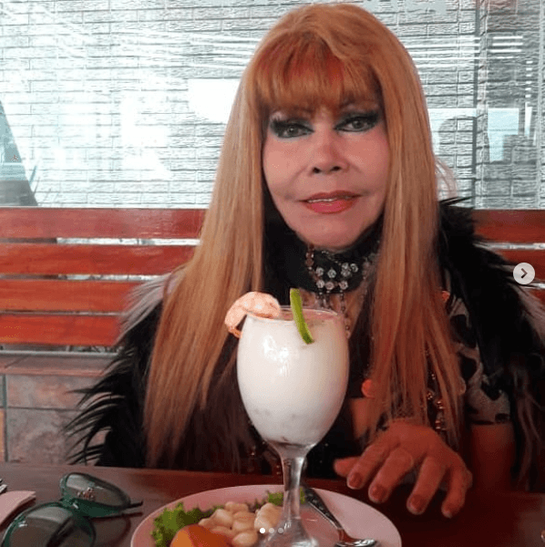 La celebración en redes sociales inició con una foto de Judith cantando, acompañada de un mensaje de agradecimiento a quienes han estado con ella en el ámbito personal y profesional.