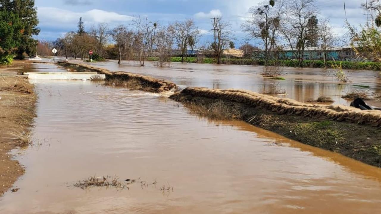 Las calles lucen como ríos y no se ve gente por ningún lado.