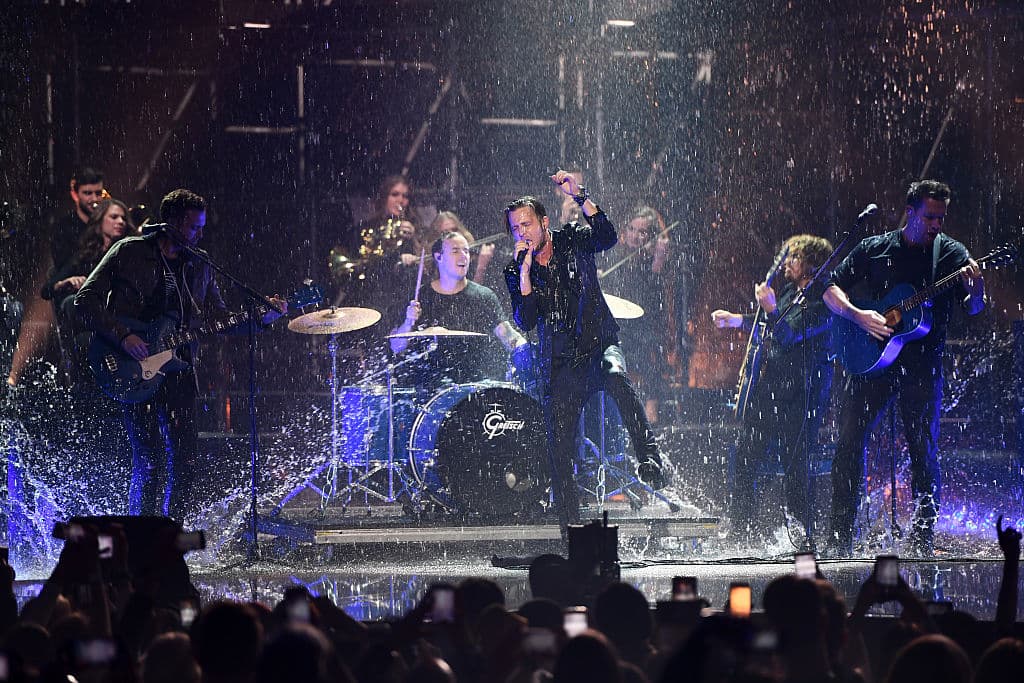 OneRepublic bajo la lluvia