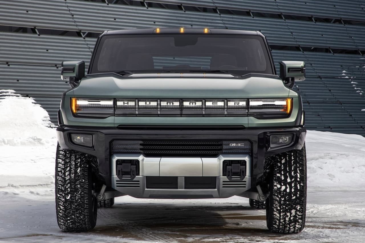 Tanto la EV3X como la Edition 1 están motivadas por tres motores eléctricos que en conjunto generan 830 caballos de potencia y 11,500 lb-pie de torque. Ofrecen una autonomía de al menos 300 millas por carga y aceleran de 0 a 60 mph (98 km/h) en 3.5 segundos.