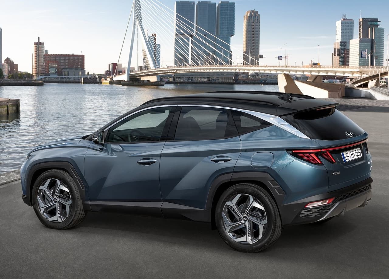 Comparada la generación anterior, la nueva Tucson es 0.8 pulgadas (2 cm) más larga, 0.6 pulgadas (1.52 cm) más ancha y 0.2 pulgadas (0.50 cm) más alta. Con distancia entre ejes también mayor de tan solo 0.4 pulgadas (1 cm).