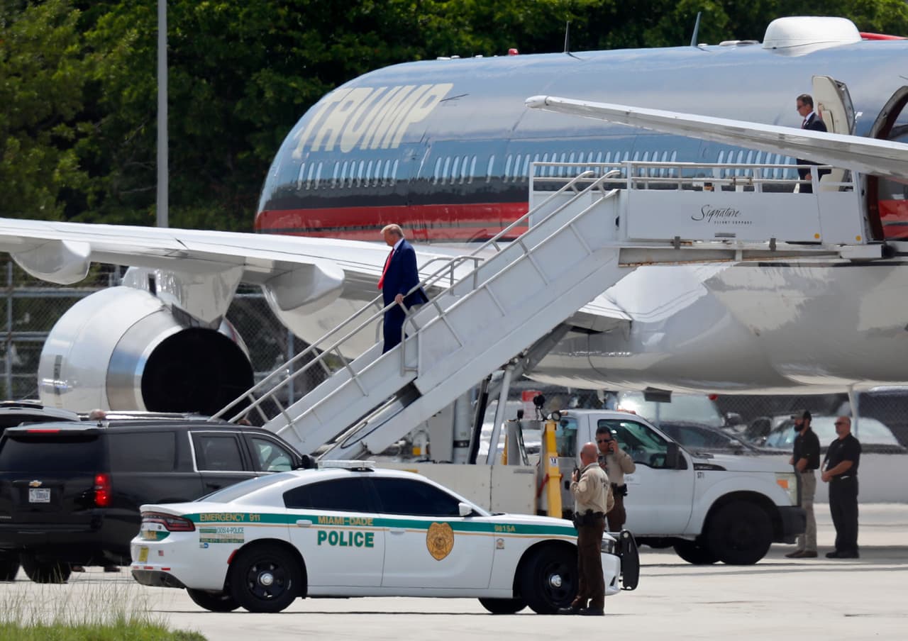 Trump llega a Miami acompañado únicamente de su equipo legal previo a su comparecencia en la corte federal
