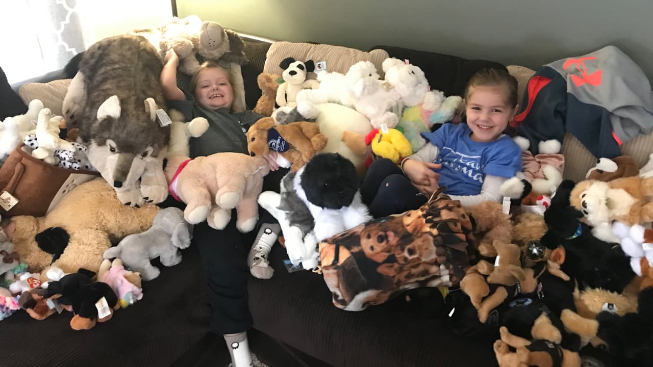 Además de fotos y cartas de perros, también le han enviado peluches y regalos.