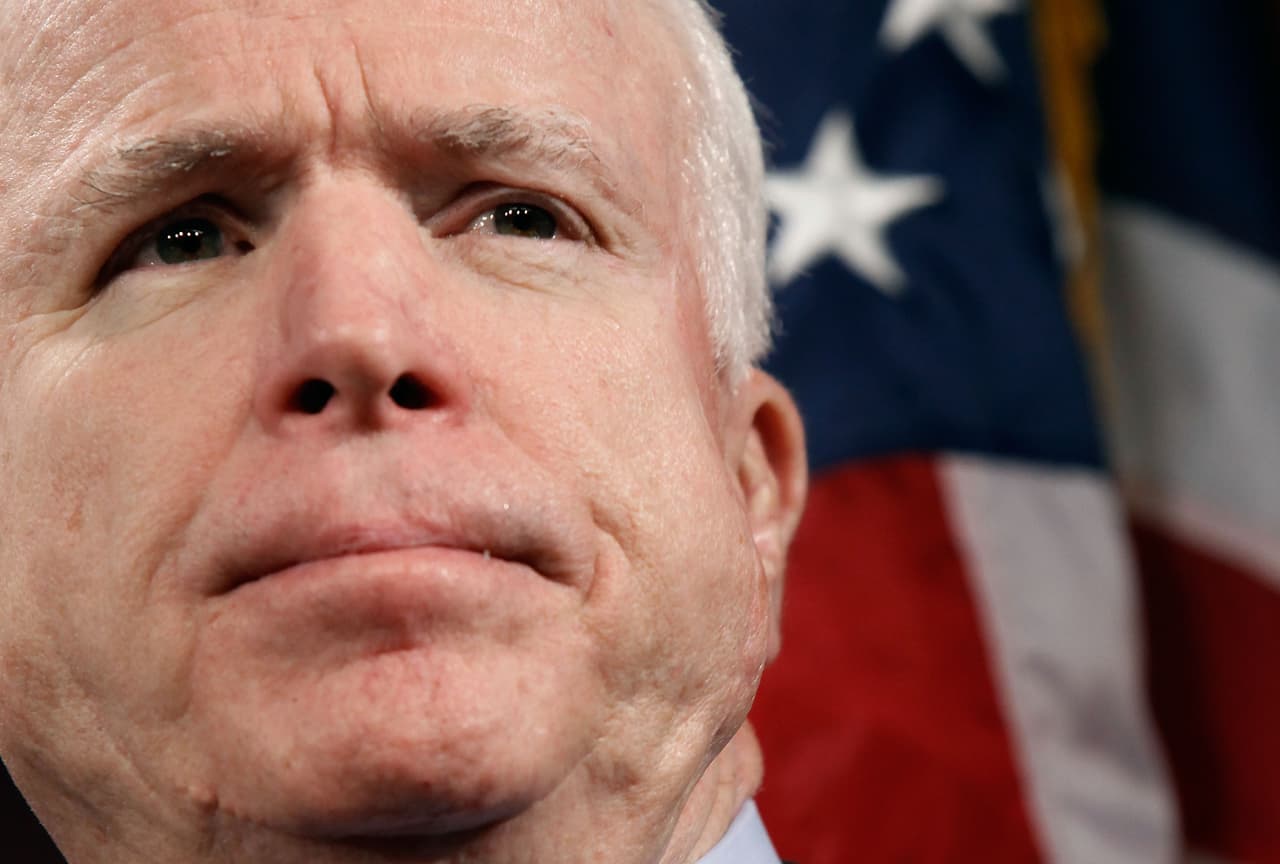 ¿Está la reelección de McCain en peligro por culpa del 'factor Trump'?