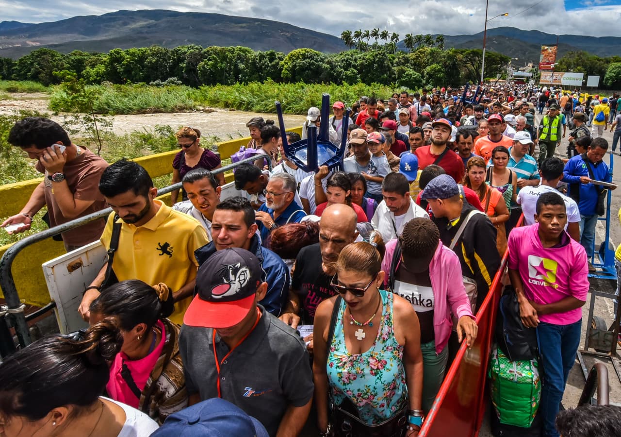 Cada día, unos 25,000 venezolanos cruzan la frontera entre Cúcuta y San Antonio para comprar comida, juntar algún dinero en el trabajo informal o buscar servicios médicos, según datos de las autoridades migratorias colombianas. El 90% de ellos regresa a su país.
