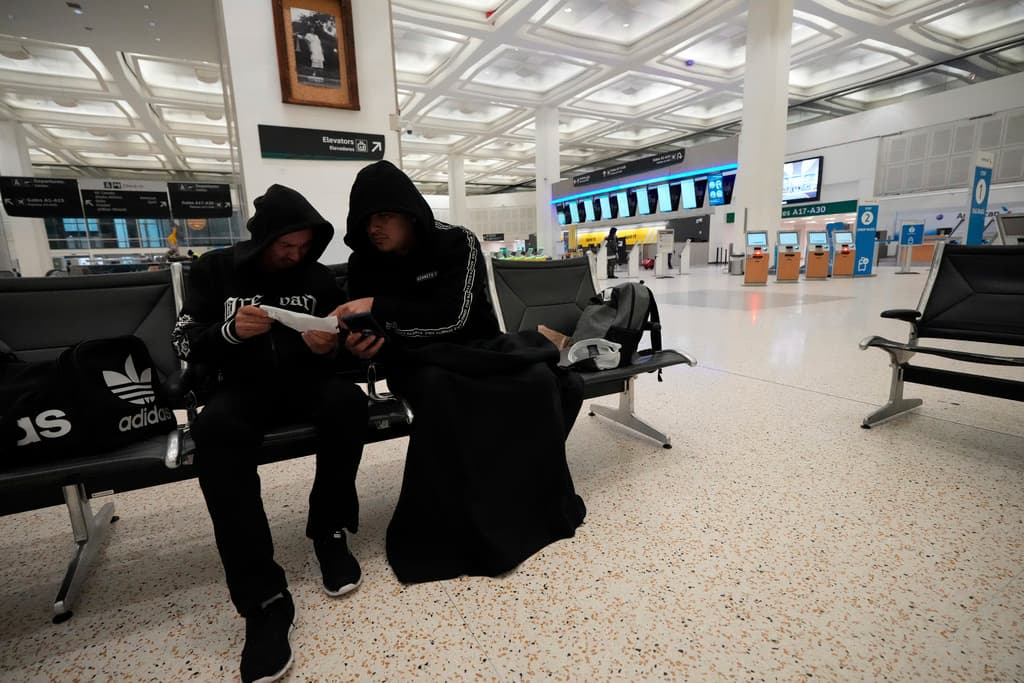 Asegúrese de aislar las tuberías expuestas y de desconectar las mangueras exteriores para evitar daños.