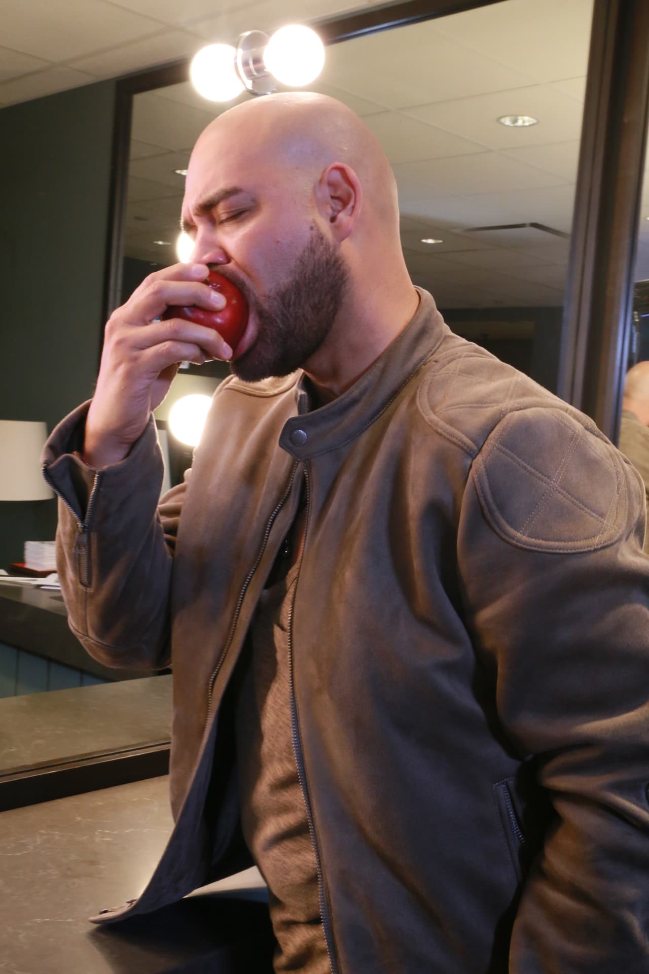 Porque miren cómo se deboraba esta manzana. ¡Qué rico!