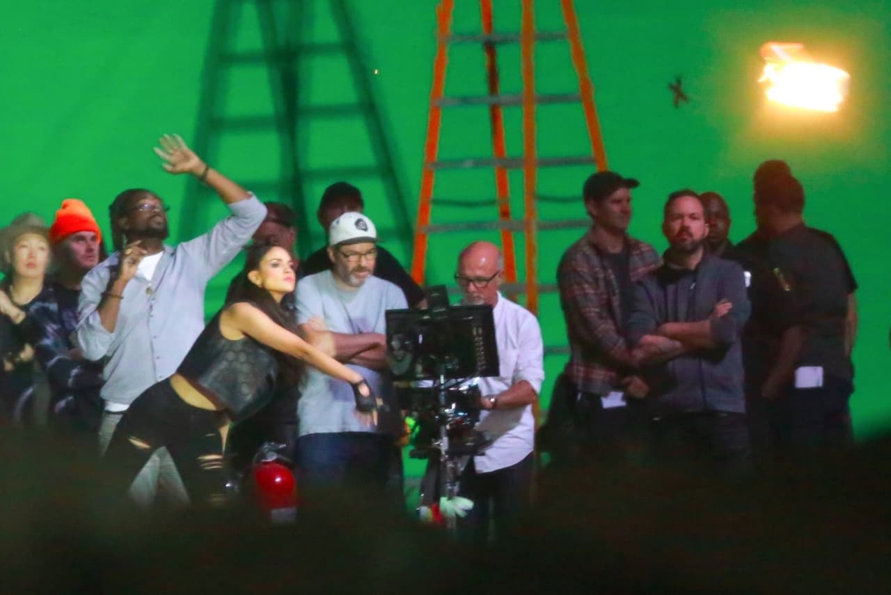 Aquí se puede ver el coctel molotov en fuego.