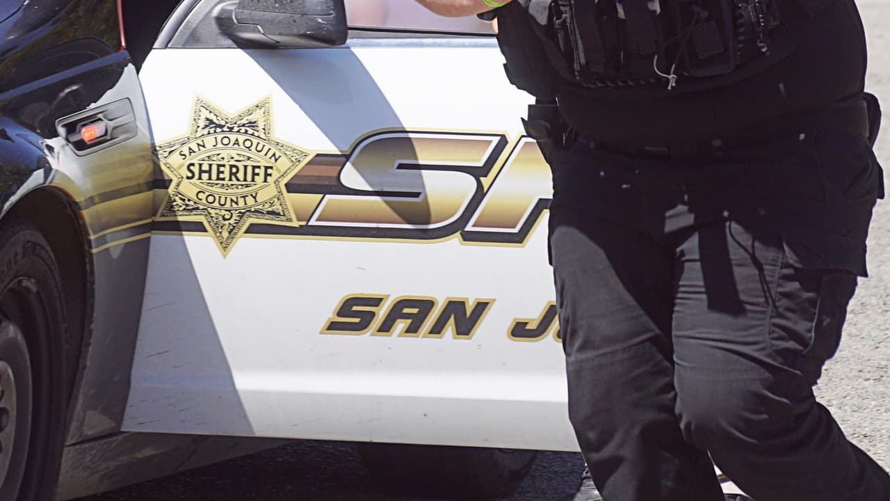 Fugitivo se atrinchera en una vivienda en Stockton: agentes del Sheriff lo enfrentan