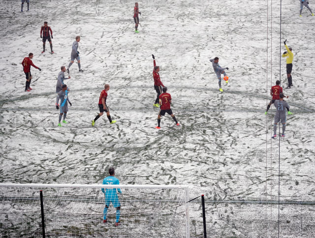 La nieve, además del juego exhibido por Atlanta, era la protagonista en cada jugada del partido.