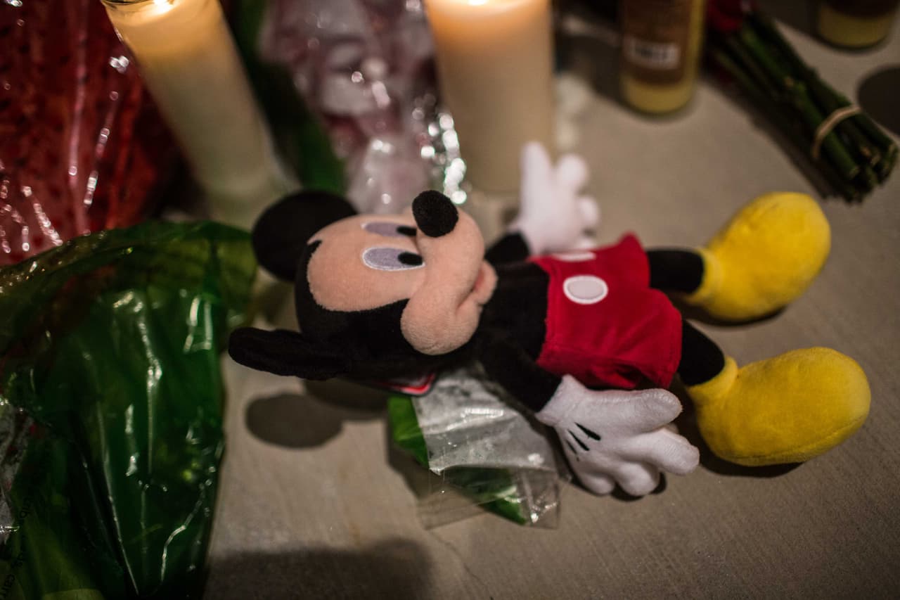 Un peluche de Mickey Mouse, entre los objetos dejados por los emotivos compañeros. Nikolas Cruz estaba vestido con el uniforme de la secundaria Marjory Stoneman Douglas cuando disparó a sus compañeros. Luego de la matanza intentó mezclarse con los estudiantes que huían despavoridos de la escuela.
