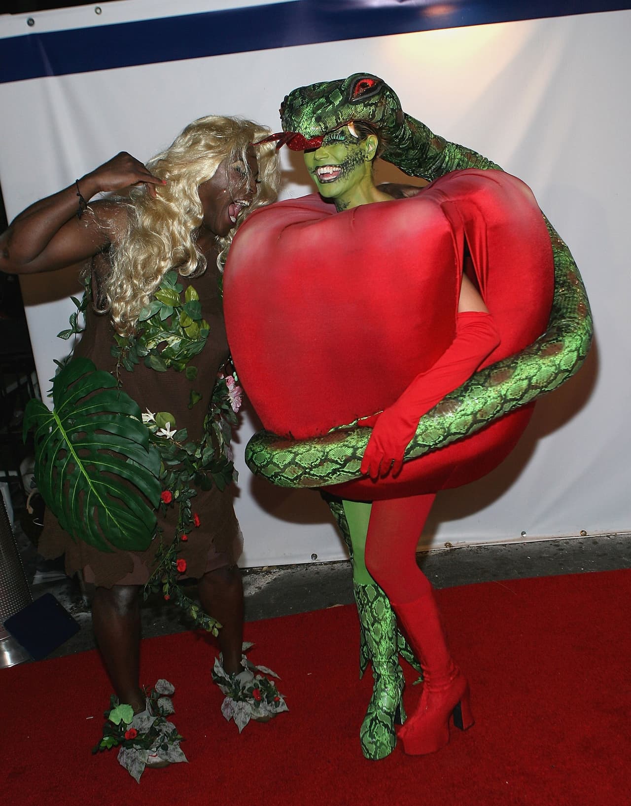 Dejando de lado los personajes históricos o mitológicos, la modelo adoptó para el Halloween de 2006, la forma de la manzana prohibida a la que Seal, su esposo, que encarnaba la figura de Adán, intentaba darle mordiscos.