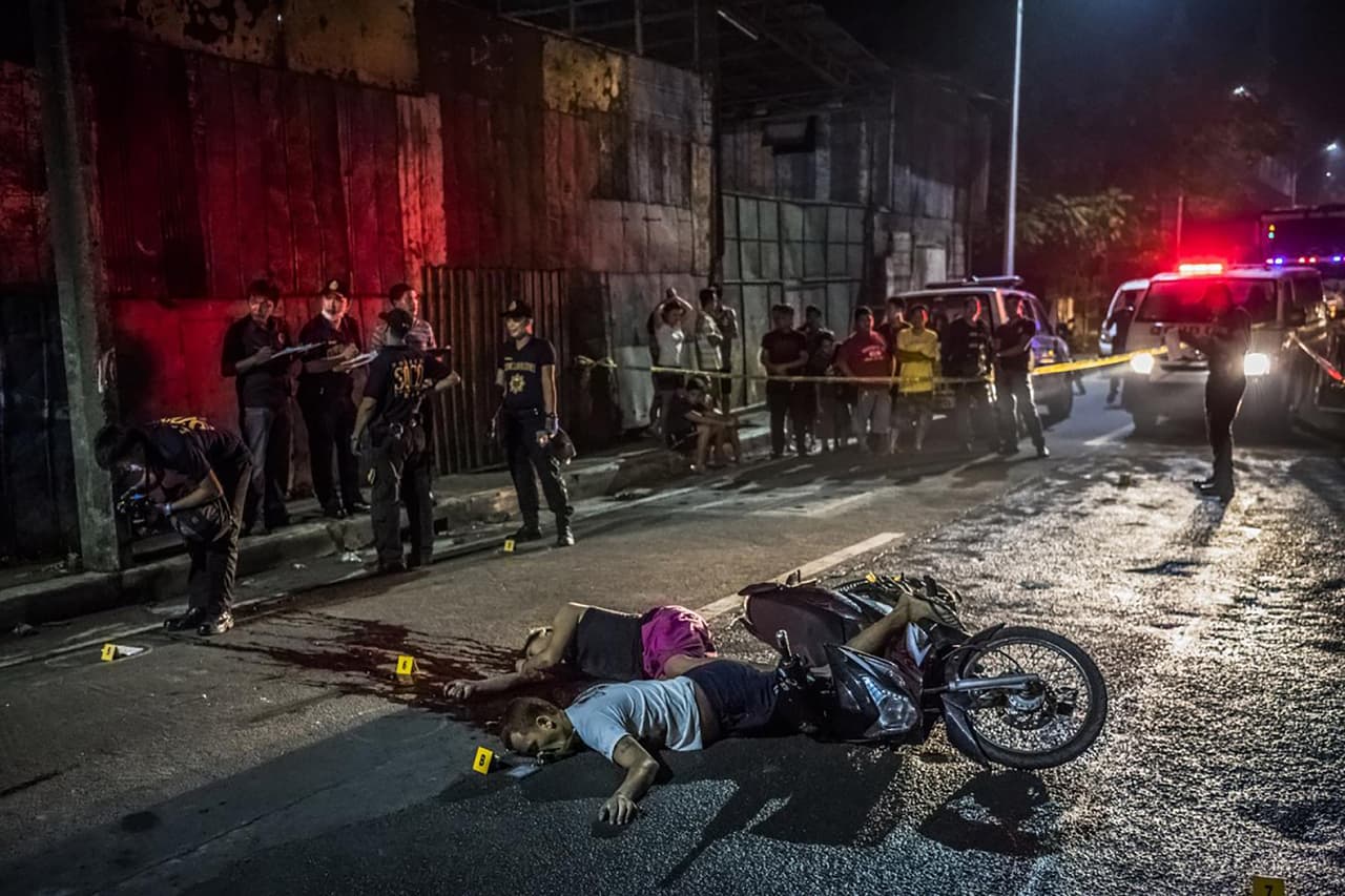 <b>La guerra contra el narcotráfico en Filipinas.</b> A las 9, casi todas las noches, el fotógrafo Daniel Berehulak se unía a una multitud de periodistas locales en la principal estación de policía de Manila, esperando la noticia del último asesinato y luego corriendo hacia la escena. El 3 de octubre de 2016, las víctimas fueron Frederick Mafe, de 48 años, y Arjay Lumbago, de 23 años, que viajaban juntos en una moto cuando fueron asesinados por otra pareja motorizada.
<br>