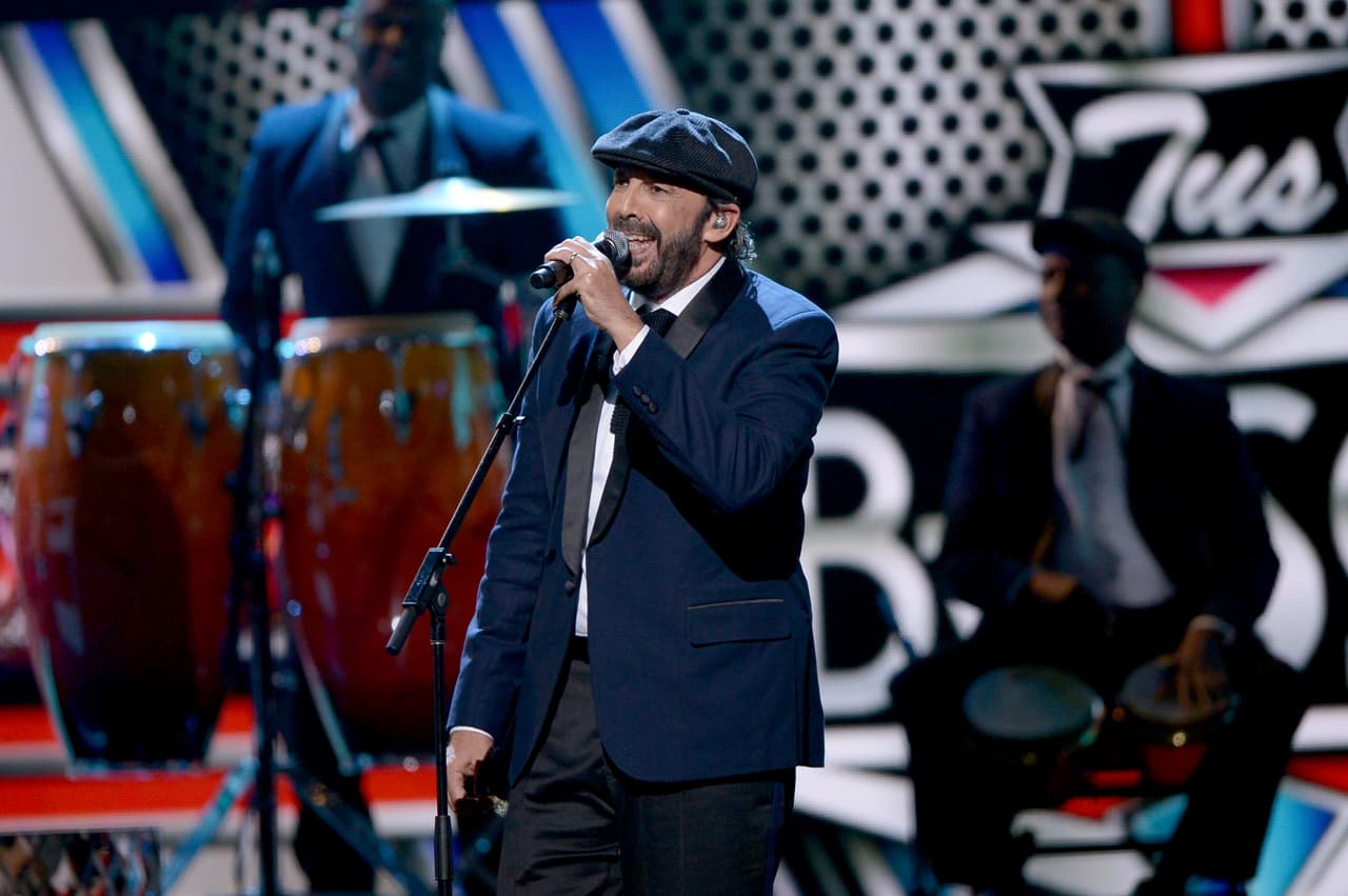 <b>Juan Luis Guerra</b>
<br>
<b>Galardones Premio Lo Nuestro: </b> 
<b>12</b>
<br>El dominicano ha ganado en las categorías de Grupo Topical del Año, Video del Año, Canción Tropical del Año, Álbum Tropical del Año, Canción Pop del Año, Artista Masculino Tropical del Año.