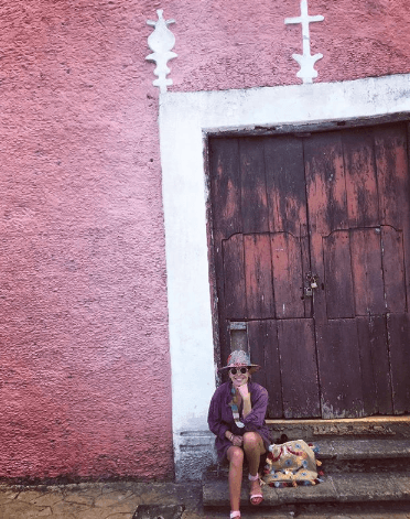 Y muy sonriente escribió en esta foto: "Puertas de mi tierra".