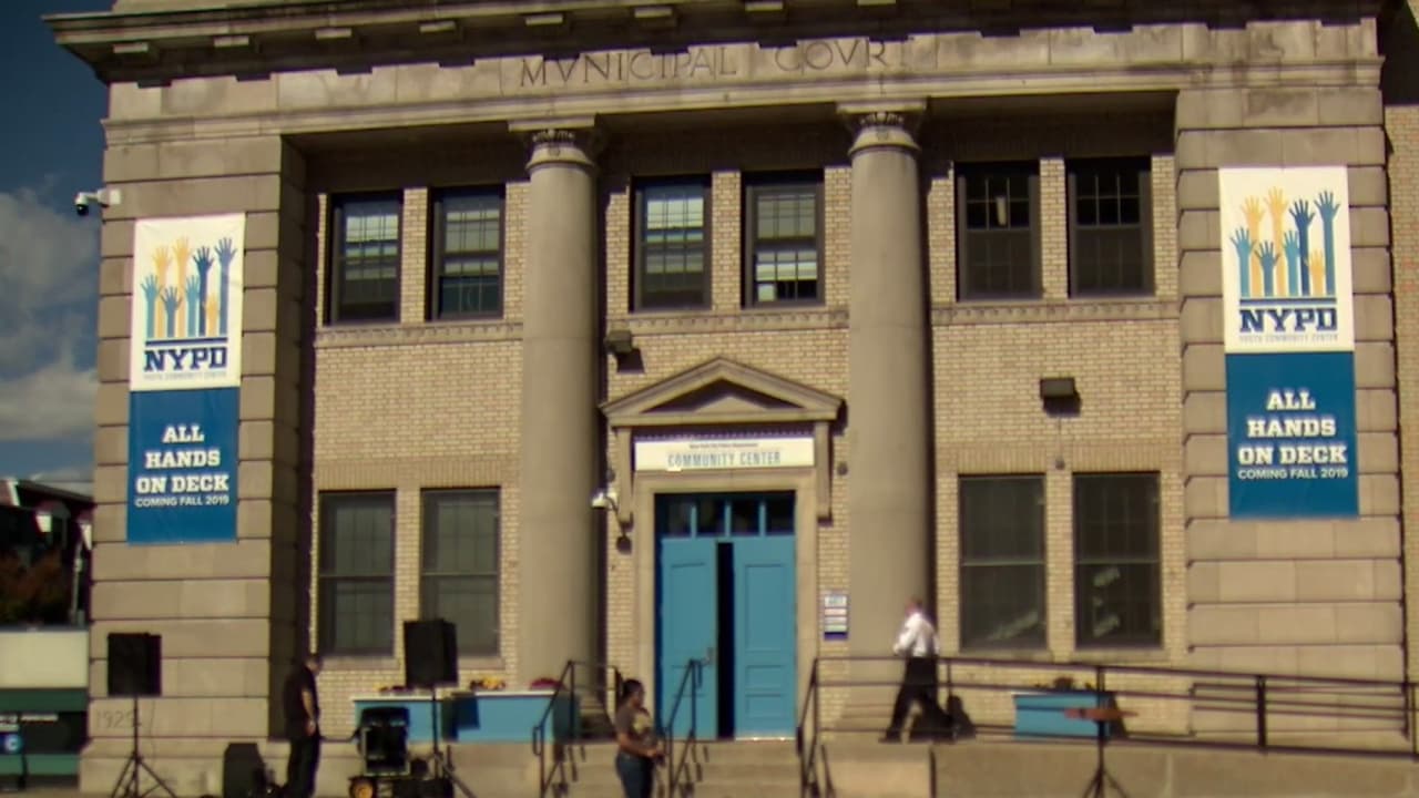 El primer centro comunitario de la policía para combatir la violencia juvenil es inaugurado en Brooklyn