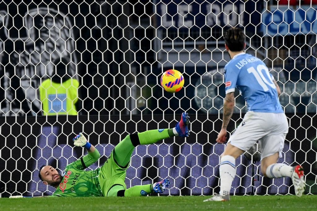Napoli se impone a la Lazio con marcador de 2-1, durante la J27 en la Serie A. Lorenzo Insigne y Fabián Ruiz Peña le dieron el triunfo a los visitantes, mientra que Pedro fue el autor del unico tanto para los locales.