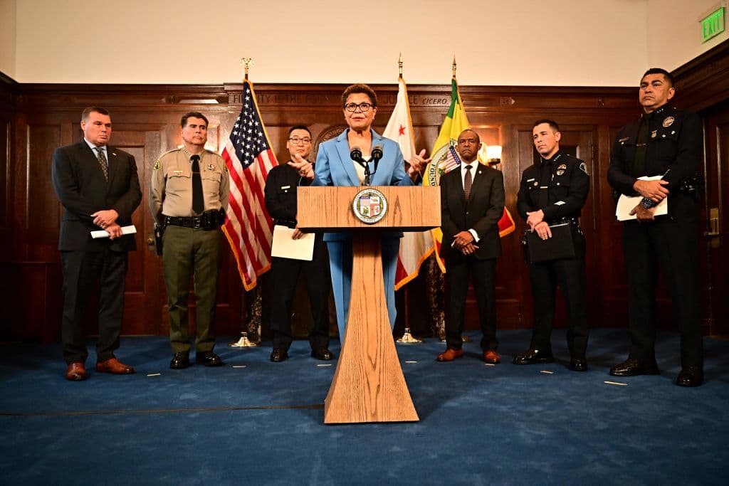 La alcaldesa de Los Ángeles, Karen Bass, durante la presentación oficial del grupo interagencial de fuerzas que buscará la captura de los sospechosos de estos robos en grupo a minoristas.