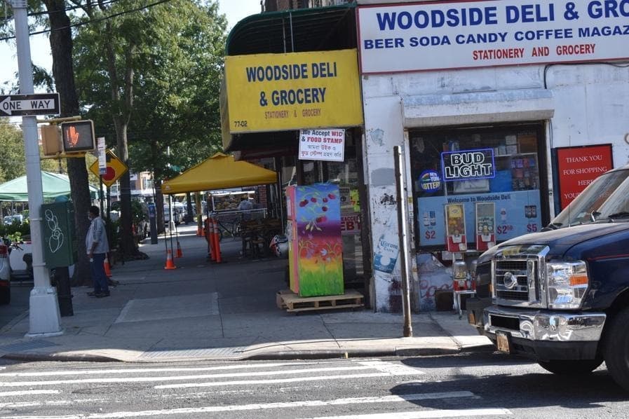 Elmhurst Community Fridge 2 en Elmhurst, Queens. Dos antiguos estudiantes de Athena Levin pintaban la nevera en un diseño colorido.
