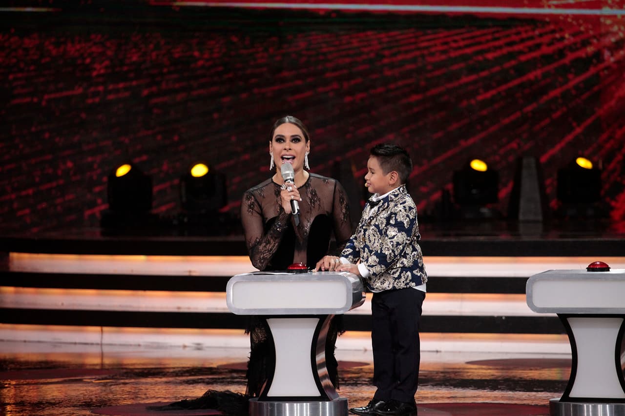 Después de que los capitanes se enfrentaran en la última botonera, Galilea Montijo mandó a camerinos a Beba y Mateo, para quedarse en el escenario con Giovani.