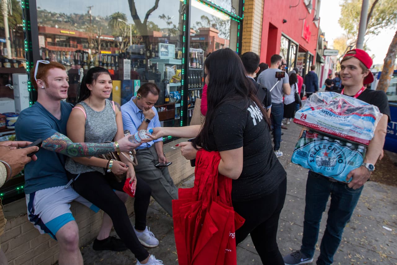 Euforia por la marihuana legal en California: cientos hicieron largas filas por cigarros y productos de cannabis