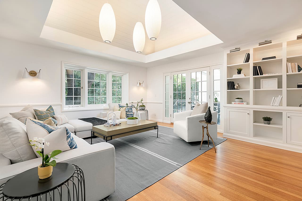 Miguel, quien nació en Los Ángeles y es de ascendencia mexicana, ahora es el propietario de una mansión construida en 1926, la cual tiene un diseño tradicional.
<br>