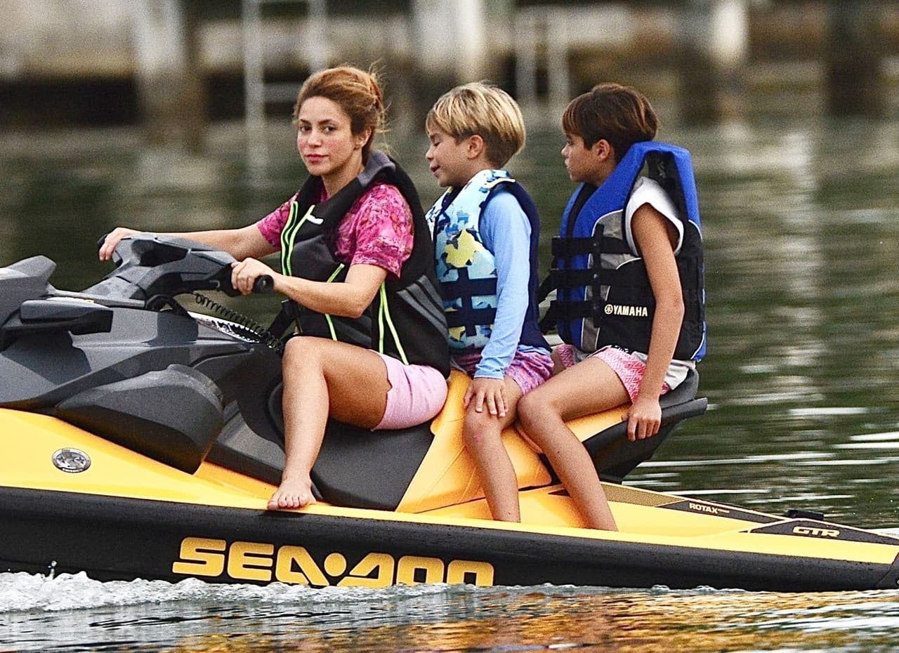 Al igual que su famosa madre, los niños llevaban puesto un chaleco salvavidas mientras Milan vistió unos shorts rosas y una camiseta gris. Sasha también estuvo a juego con los pantalones cortos que usó. 
<br>