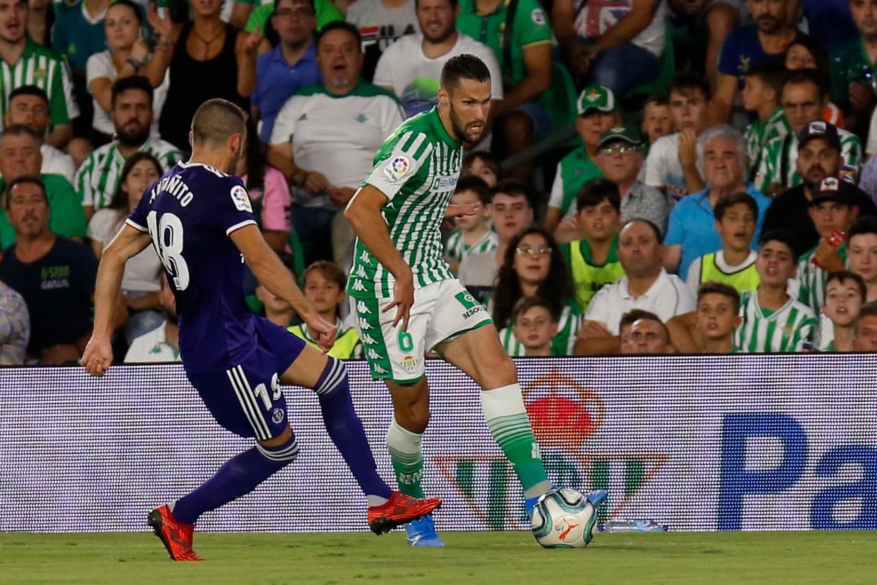 El partido fue nivelado desde el comienzo y ninguno de los dos conjuntos parecía asumir la iniciativa de proponer más en zona de ataque.