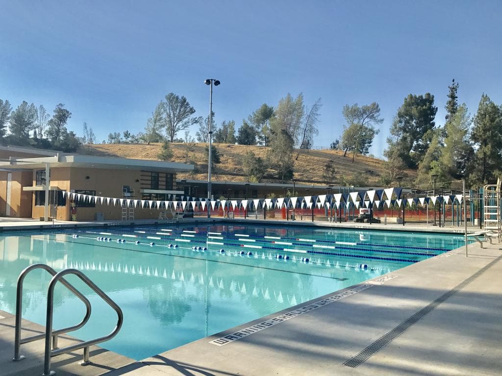 <b>WOODLAND HILLS POOL:</b>
<br>Dirección: 5858 Shoup Ave., Woodland Hills, CA 91367
<br>Teléfono: (818) 704-1509
<br>Registro: visita https://www.laparks.org/aquatic/summer/woodland-hills-pool
<br>
<a href="https://www.google.com/maps/search/?api=1&query=5858%20Shoup%20Ave.,%20Woodland%20Hills,%20CA%2091367" target="_blank">Cómo llegar</a>