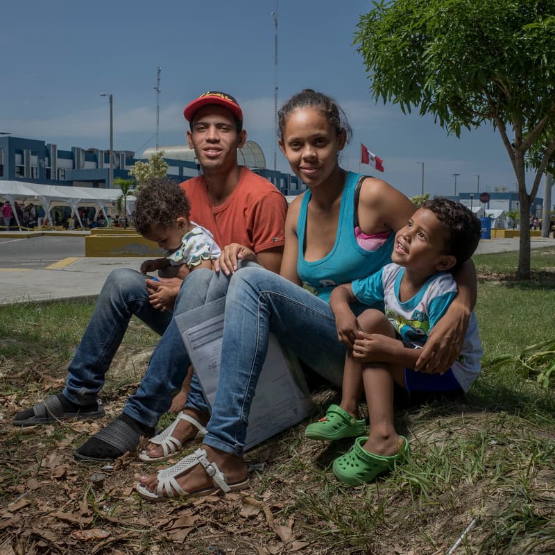 Esmirna Medina tiene 21 años y en la imagen se le ve con su esposo y sus hijos: Eulimar de 1 año y Luinyelber, de 3. Viajaron solos rumbo a Ecuador, como parte de la ola de migrantes que huye de la grave crisis en Venezuela. Allí,
<b> Medina logró reencontrarse con su esposo Eulises, de 23.</b>
<br>