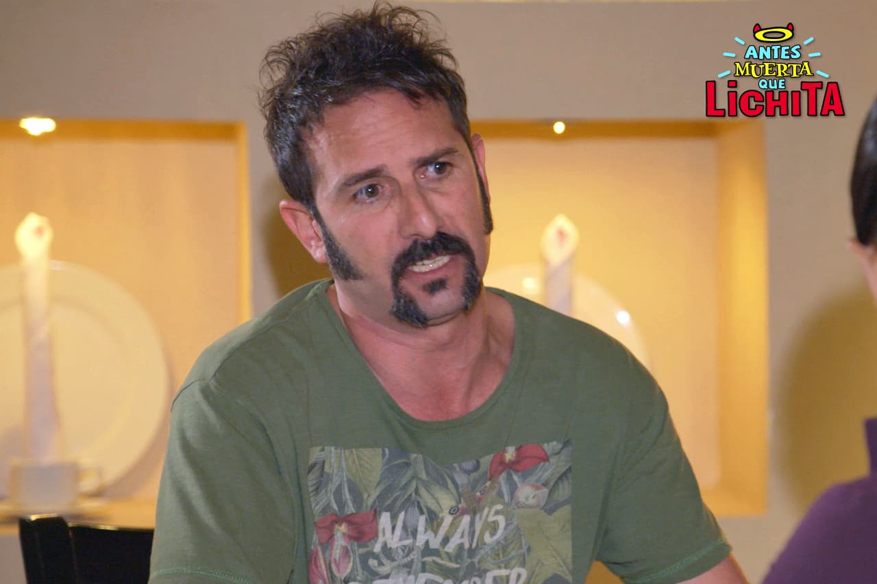 Gumaro le confiesa a Alicia que Augusto tiene amenazado a Roberto con hacerle daño a Mateo si no hace lo que él dice.