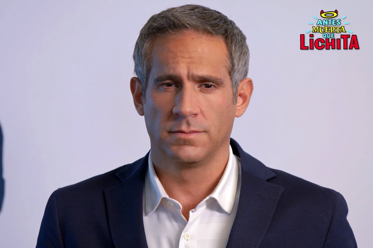 Roberto hace lo mismo y les revela a todos que él robó la idea de “Supermercados M.A.S.” de Alicia y que no es publicista.