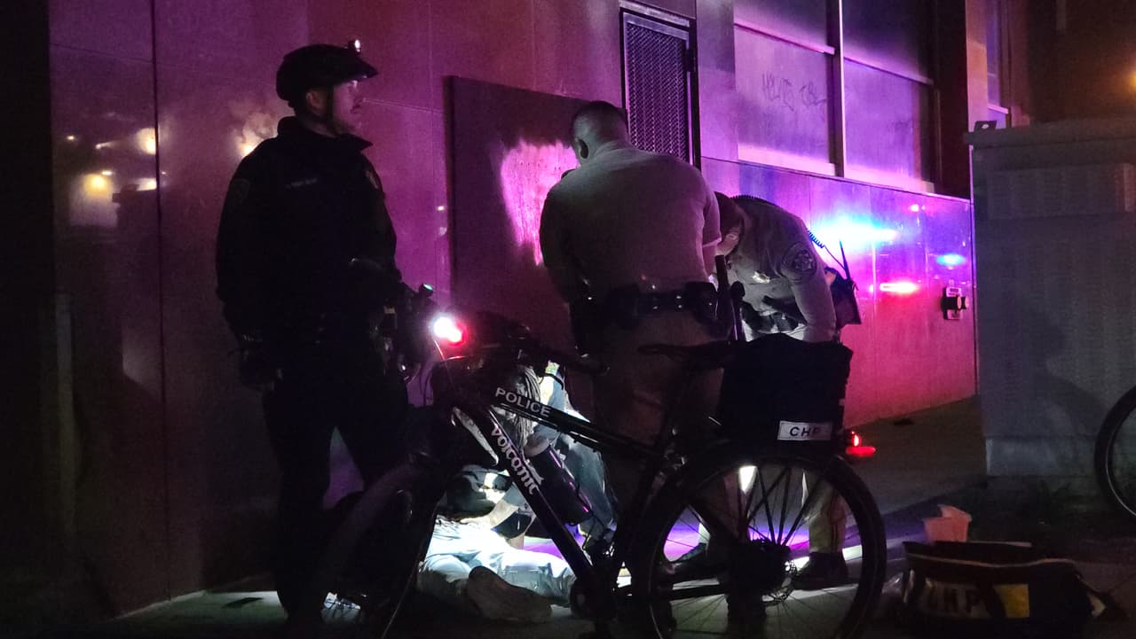 Cuatro minutos más tarde, a las 2:08 am paramédicos, bomberos, policía y agentes del CHP estaban en el lugar en donde encontraron seis personas con heridas mortales de bala.