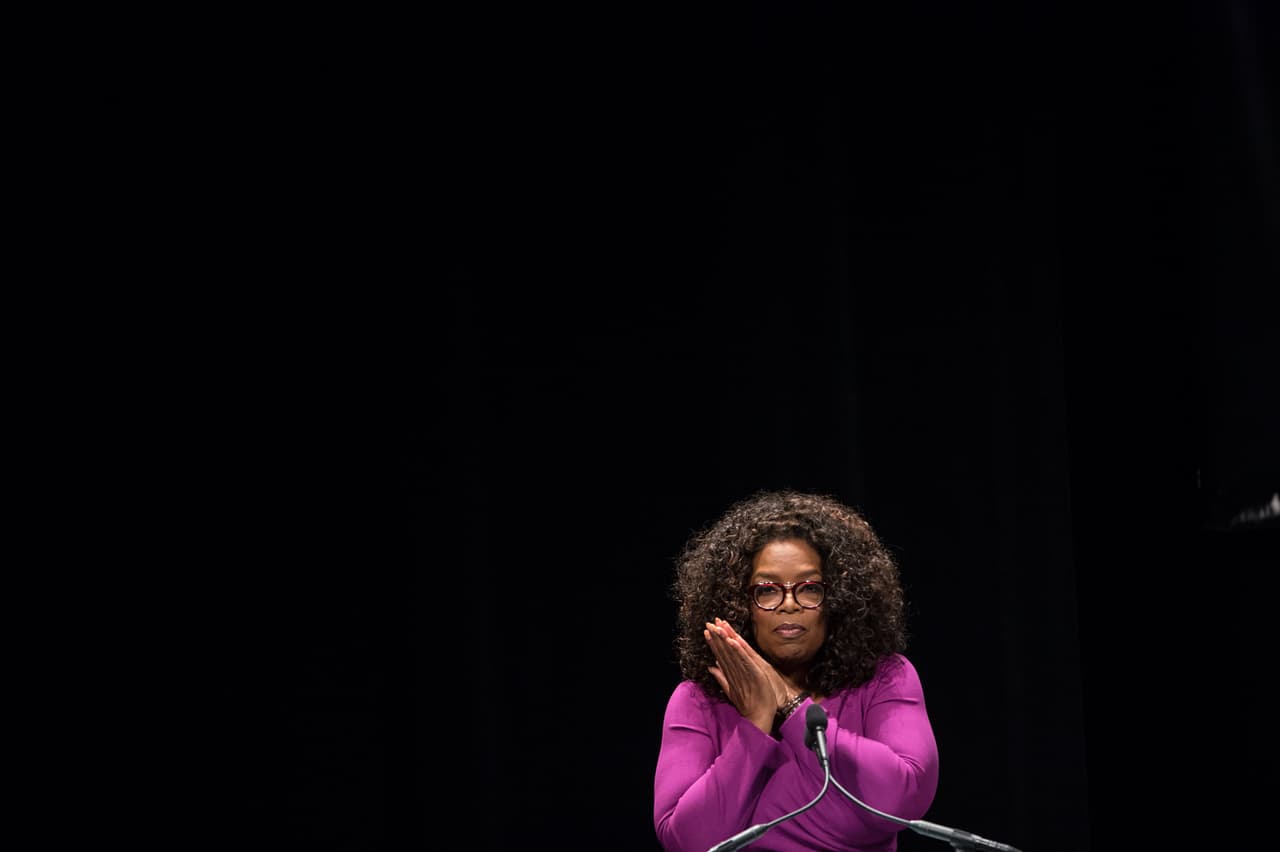 "La mayor recompensa no son los beneficios económicos. Ustedes saben que tener un armario lleno de zapatos, o coches, o casas o metros cuadrados no llenan su vida. "Estuvimos en el primer lugar durante 25 años, y eso es porque viví con la intención de servir a la audiencia. Tuve que aprender a sentir con los demás, que es lo que significa ser compasivo", manifestó Oprah Winfrey en la ceremonia de graduación de Agnes Scott College en Georgia, hoy sabado.