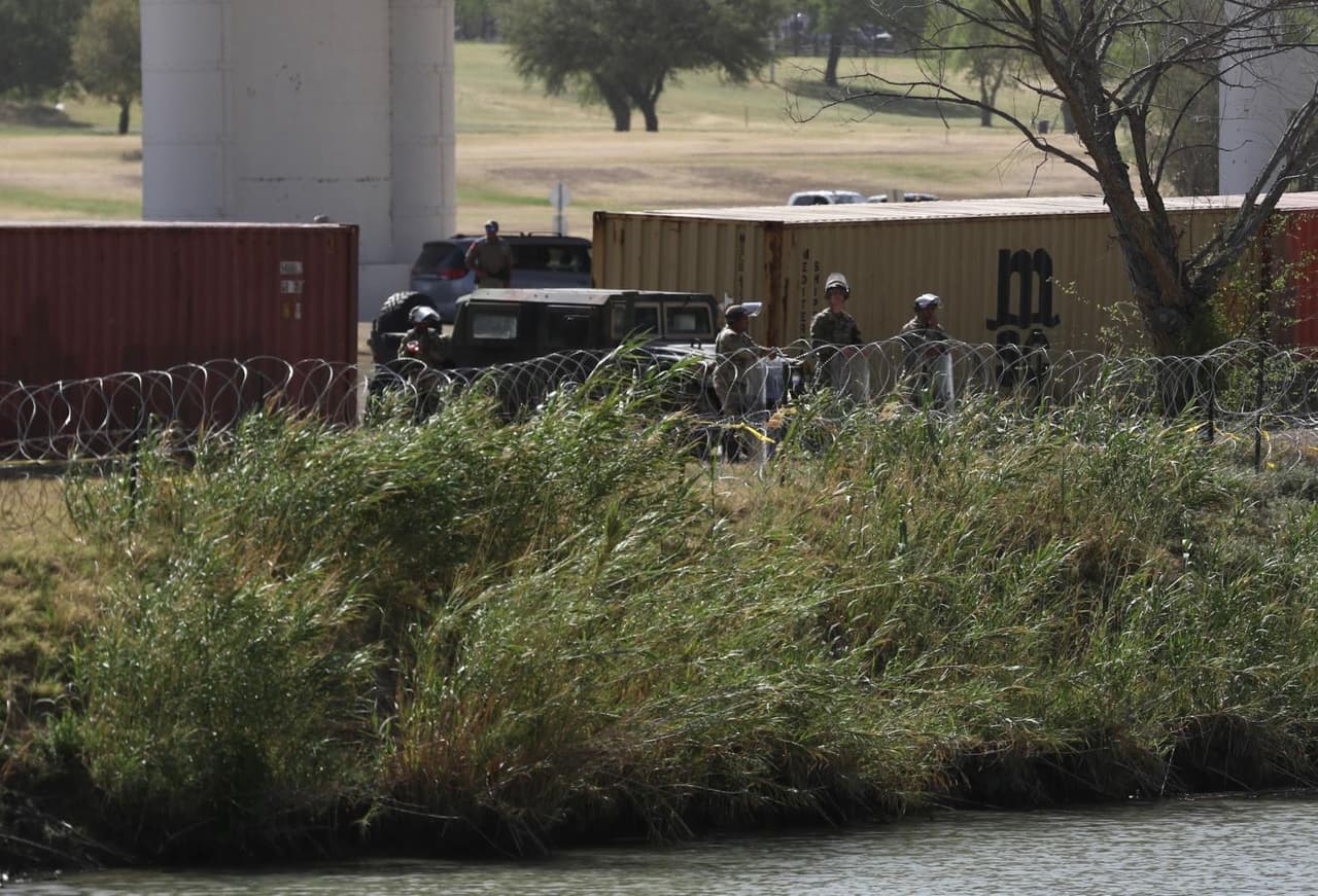 El gobernador también ordenó al DPS que realice inspecciones de seguridad en los vehículos cuando cruzan los puertos de entrada internacionales a Texas.