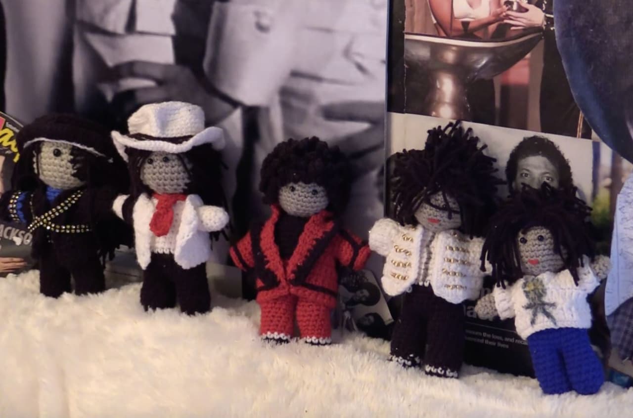 La colección cuenta con discos, afiches, juguetes y figuras de colección.