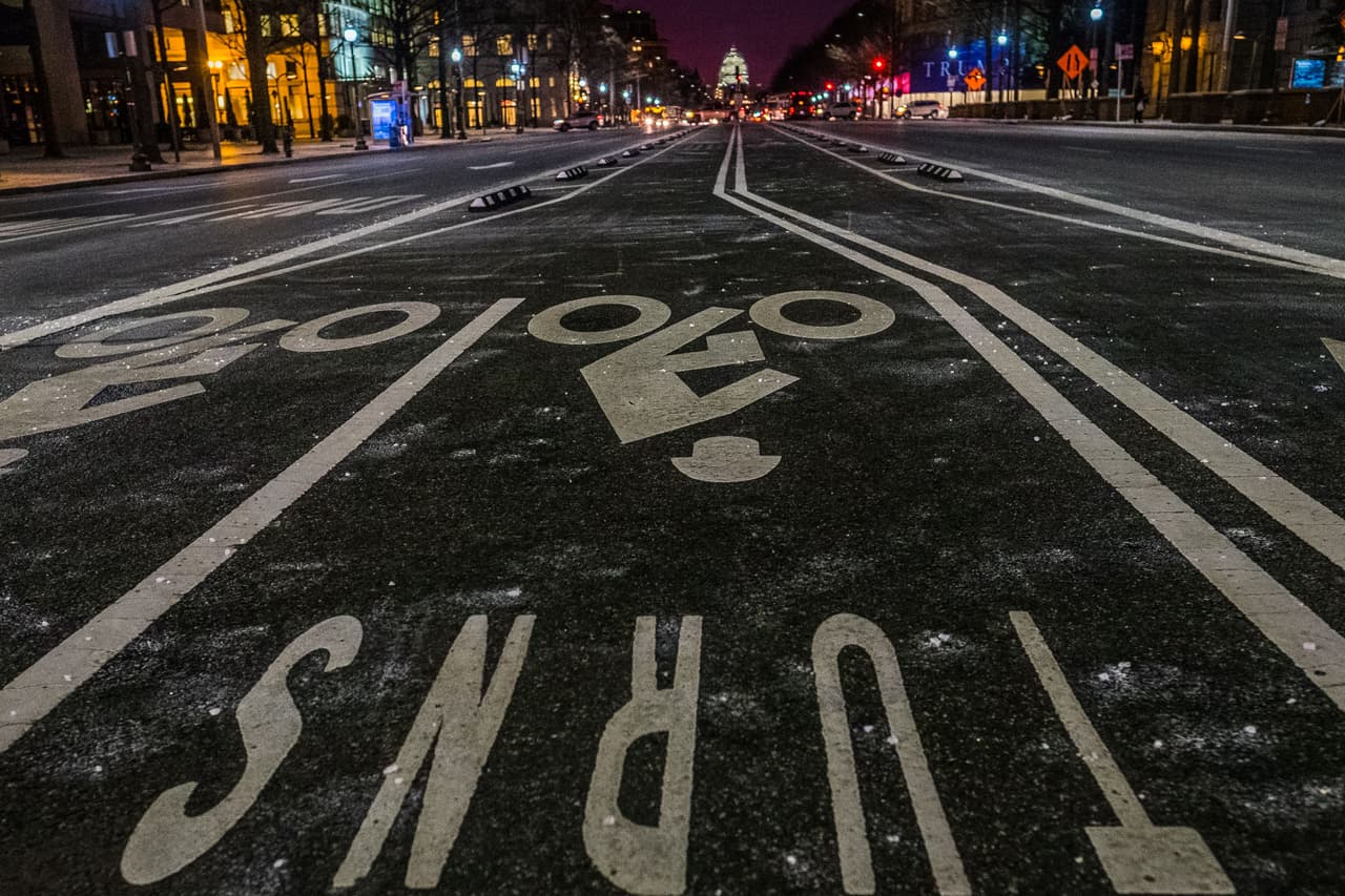 Pennsylvania Avenue completamente vacía ante la tormenta.
