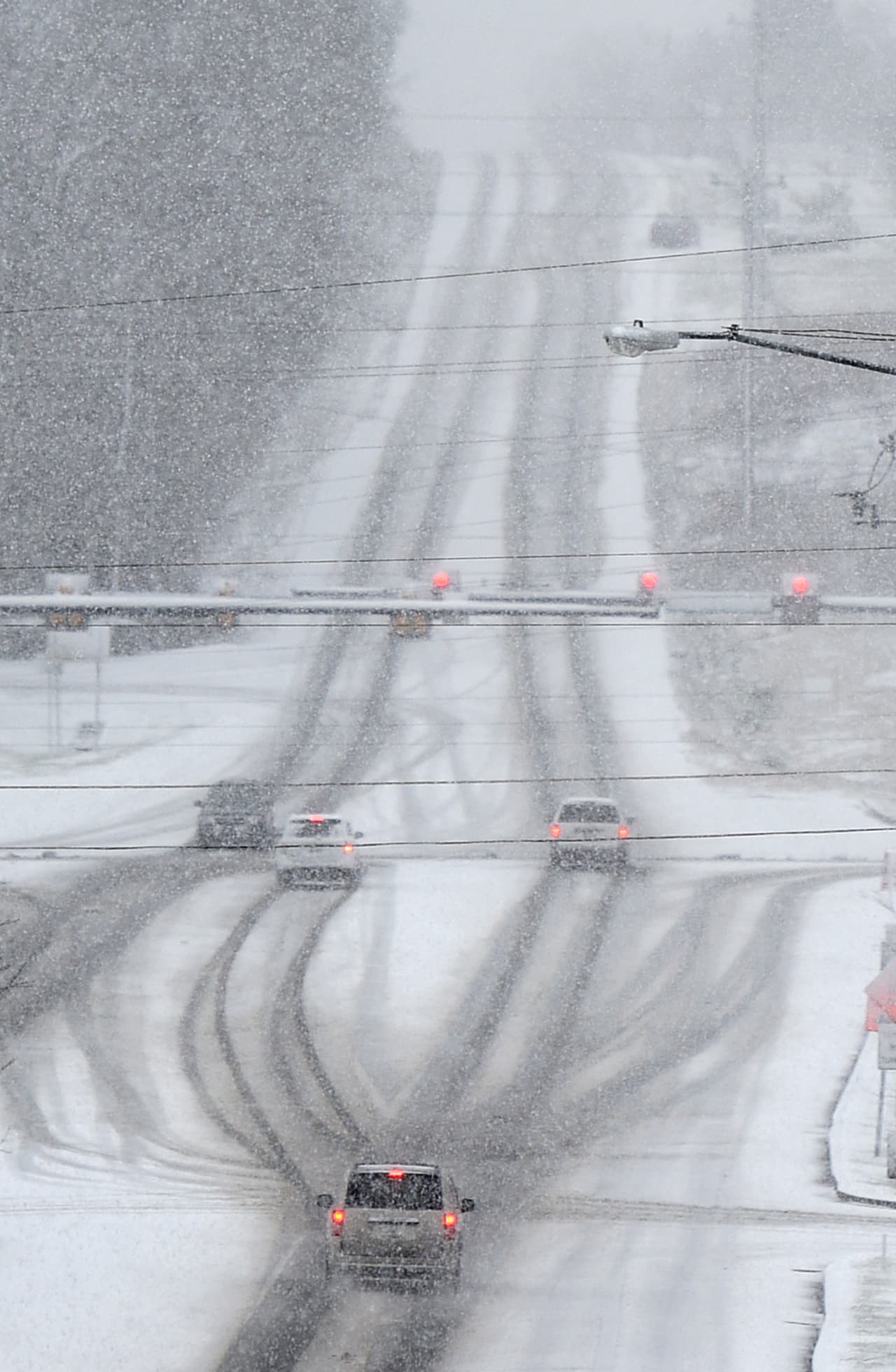 Los conductores a través de la caída de nieve en Franklin, Tennessee.