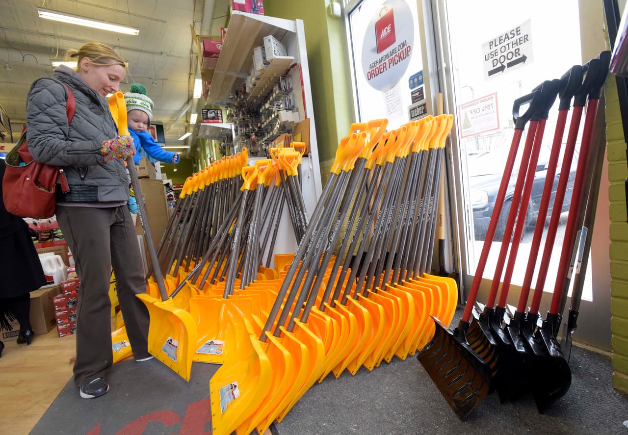 Bethany Gallagher, de Baltimore, en una tienda de palas para la nieve.